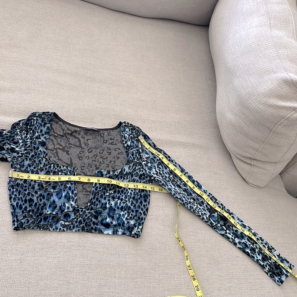 💜 7 for $15 💜 wire crop top blue leopard - Picture 5 of 6